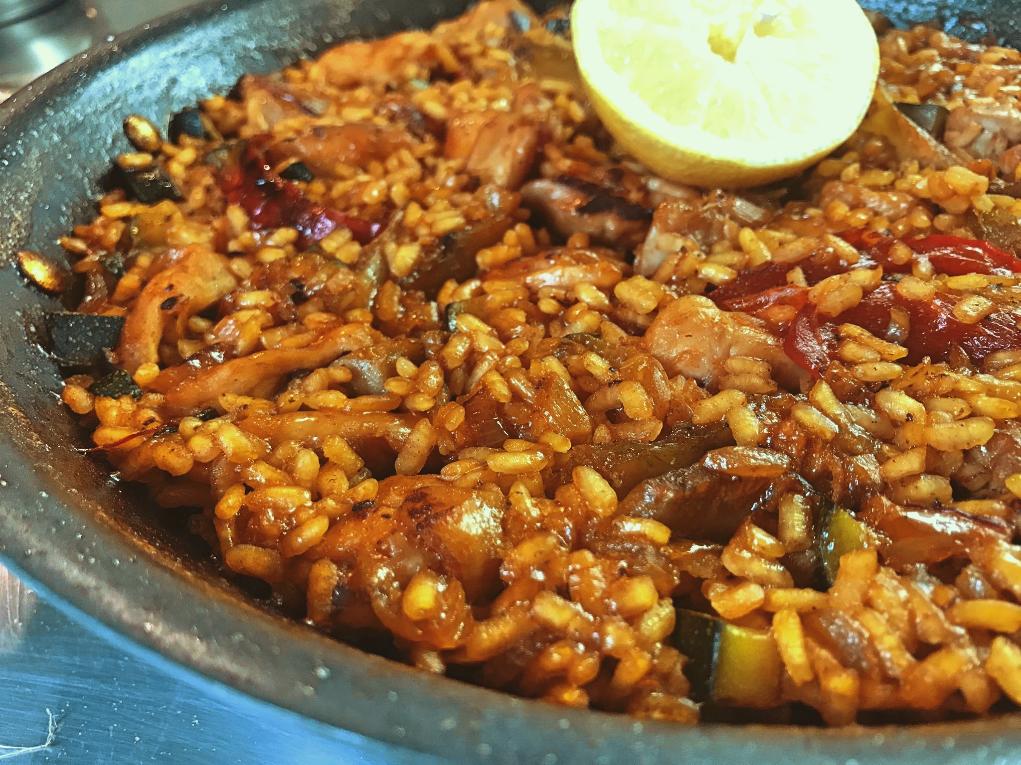 Paella d’Alicante, avec poulet et légumes frais – paellas.ch